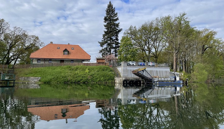 Bolevák už je plný vody, loď Bolek se zapojila do práce. Bistro přivítá první návštěvníky na podzim