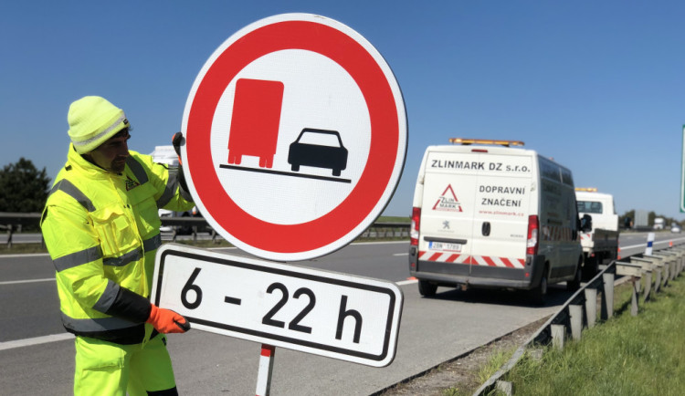 VIDEO: Na D1 přibyly další značky, které řidičům kamionů zakazují předjíždění. Celkem jich bude 250