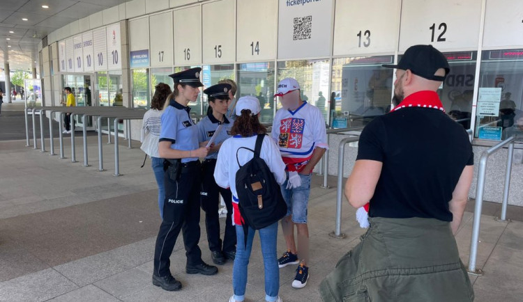 Dvě stovky falešných lístků za první den. Policisté varují před podvodníky na hokejovém mistrovství