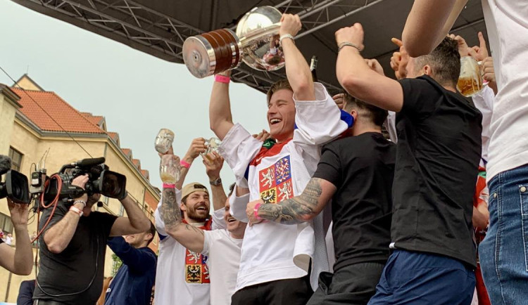 VIDEO: Brněnský odchovanec Dostál pobláznil národ. Je to doma, křičel na Staromáku