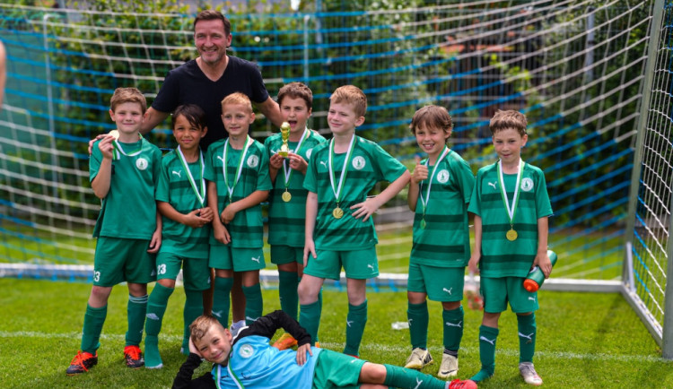 Malí fotbalisté se utkali na Šmíca Cupu v Dolních Chabrech. Ať to dotáhnou co nejdál, popřál jim Šmicer