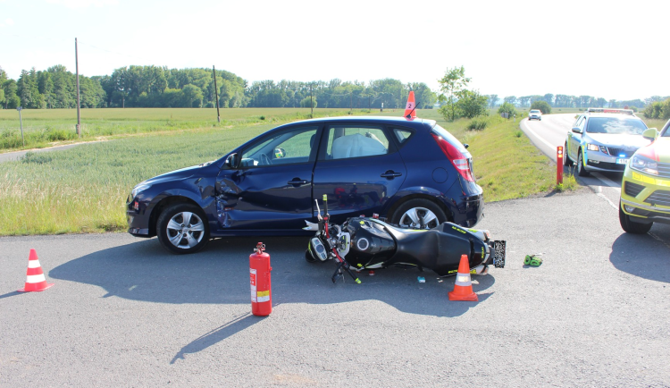 Policisté hledají svědky nehody. Motocyklista se měl střetnout s Hyundaiem