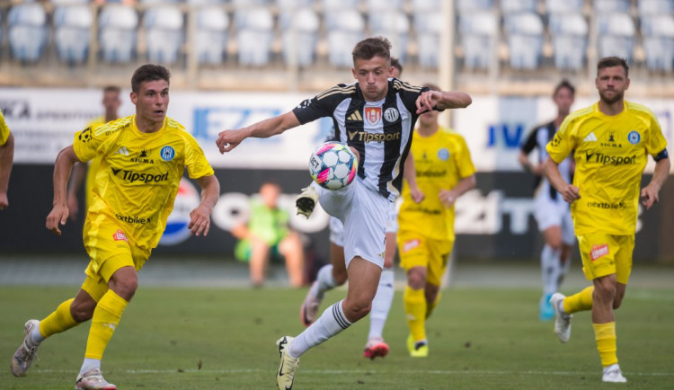 Fotbalisté Českých Budějovic pod trenérem Strakou prohráli s Pardubicemi 1:3