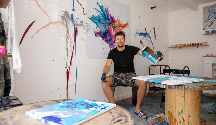 Z ledu do ateliéru. Hokejista Vilém Burian se v Olomouci nadchnul pro kreativní zážitkové malování