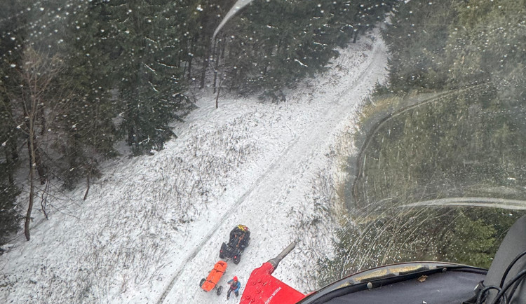 Záchranářský vrtulník zasahoval u zraněné turistky v Beskydech