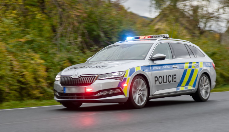 Muži na ulici v Jihlavě přepadli dva chlapce, sebrali jim sluchátka za 14 tisíc korun