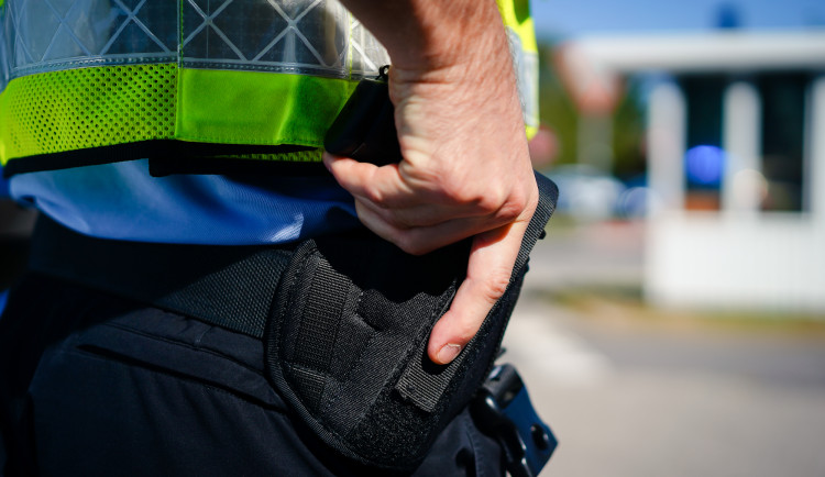 Policie zasahovala na gymnáziu v Pelhřimově kvůli muži se zbraní