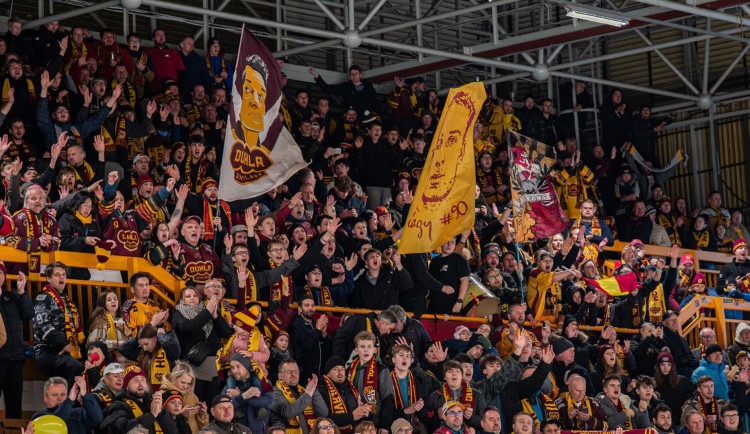 Fantastický výkon. HC Dukla Jihlava porazila Zlín 4:1 a je mistrem první ligy. Závěr zpestřila bitka