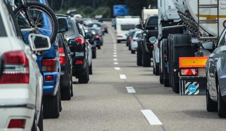 Doprava v Jihlavě kolabuje. Může ze to požár a nehody na dálnici