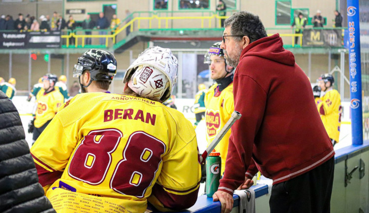Adam Beran byl při baráži excelentní, zápas s Olomoucí rozhodly až samostatné nájezdy. Dukla prohrála