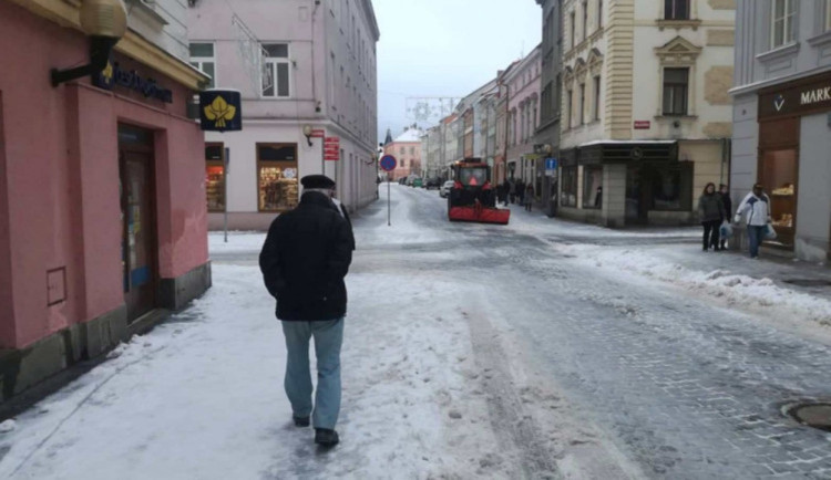 Zimní údržba Jihlavy vyšla na více než 13 milionů. Problémem byla častá ledovka