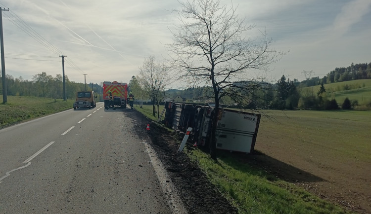 Dopravní nehoda u Kunžaku. Řidič kamionu utrpěl vážná zranění