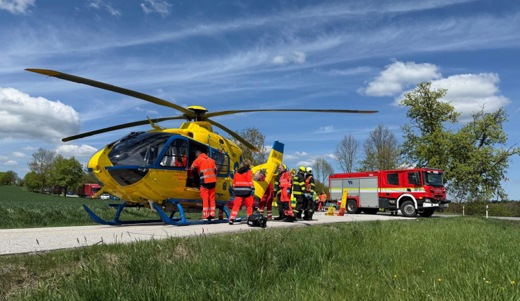 Vážná nehoda u Malovic. Na místě pomáhal i projíždějící policista a zdravotnice