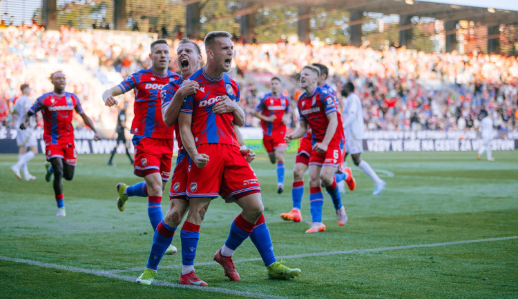 Fotbalisté Plzně porazili na úvod nadstavby Spartu 2:0 a upevnili si druhé místo