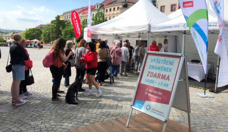 Spolu proti melanomu. Odborníci v Jihlavě lidem opět prohlédnou znaménka