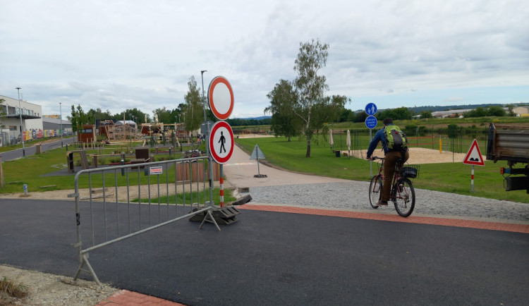 Cyklistickou sezonu zkomplikují u Budějovic uzavírky, pomoct může říční přívoz
