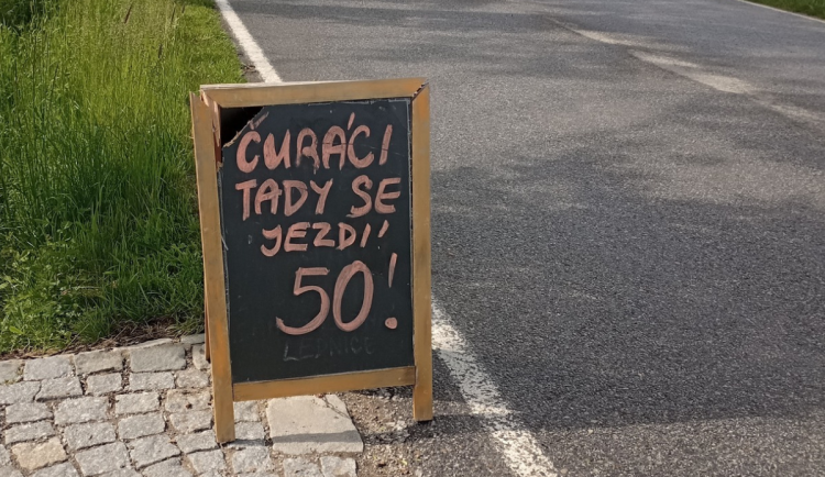 „Č*ráci, tady se jezdí 50!“ Cedule u statku je zoufalý pokus o zpomalení řidičů