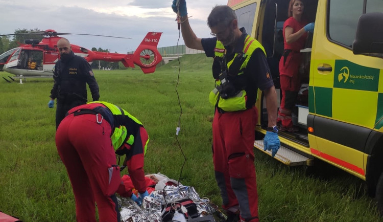 Muže ve Frýdku-Místku zavalil při bouři strom. Ve vrtulníku dostal transfuzi