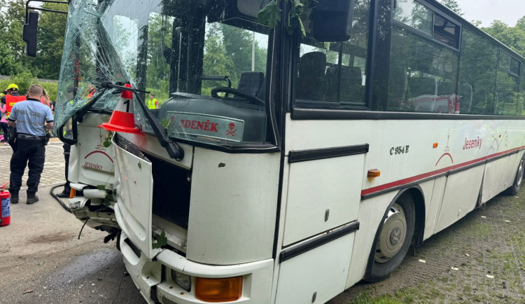 U Zlatých Hor na Jesenicku havaroval autobus. Zranilo se 21 dětí a učitelka