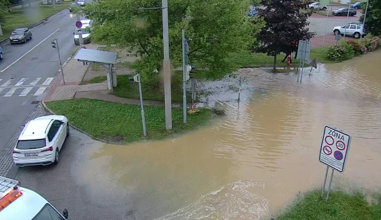 Havárie vodovodu v Českých Budějovicích. Frekventovanou silnici zatopila voda