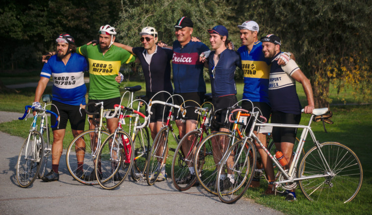 Cyklisté závodili na historických závodních kolech, déšť si pochvalovali