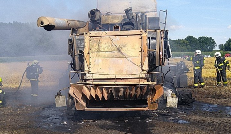 U obce Štěkře hoří kombajn, škoda přesáhla dva miliony