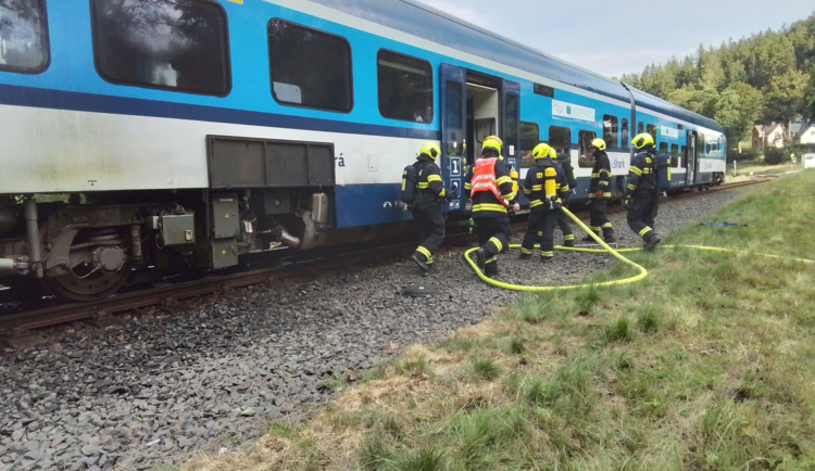 Na Karlovarsku hořel osobní vlak, provoz mezi Novou Rolí a Nejdkem byl zastaven