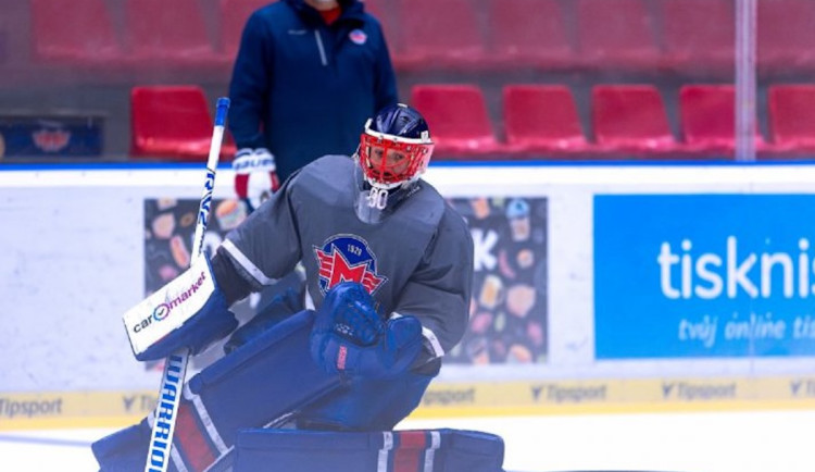 Klukům fandím, v sezóně jsou pod mým drobnohledem, usmívá se po trénincích s Motorem Šimon Hrubec