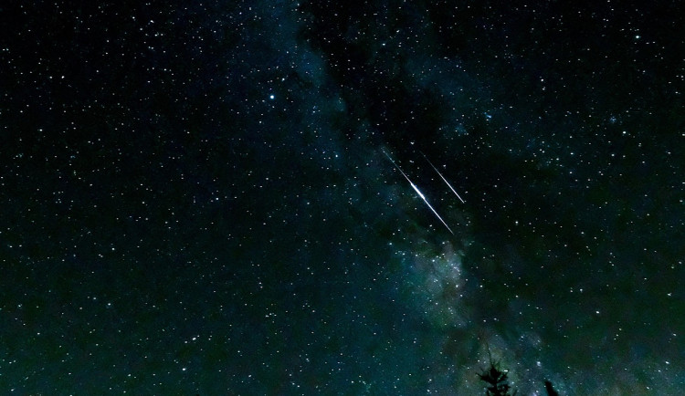 Hvězdné divadlo nad Českem. Perseidy doplní zář Venuše a Jupiteru