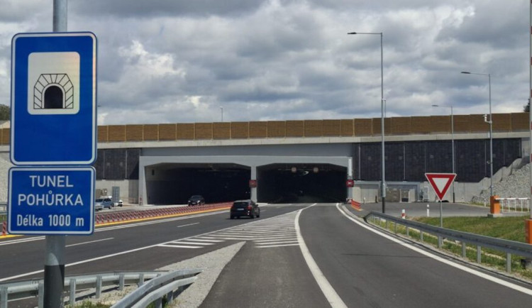 Tunel Pohůrka uzavřou revizní práce, řidiči musí počítat s komplikacemi
