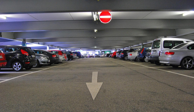 Parkovací bitva v Ivanovicích. Řidič najížděl na seniorku, aby získal místo