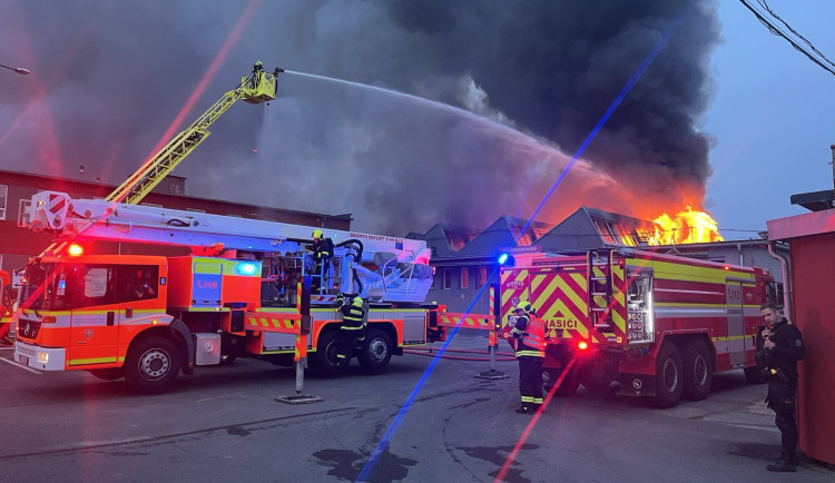 V Ostravě hoří hala s odpadem, platí třetí ze čtyř stupňů požárního poplachu