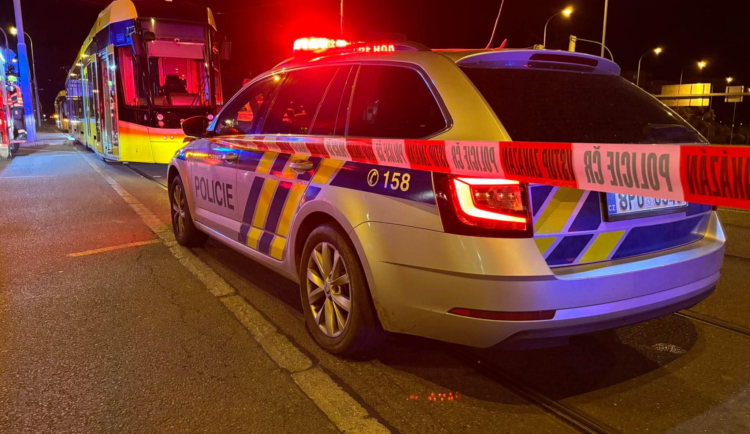 V Plzni nepřežila žena střet s tramvají. Upadla při přebíhání kolejí