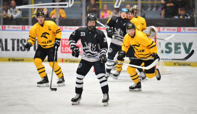 Šestnáctiletý útočník Tomek odehrál první zápas za A-tým Varů. Byl blízko gólu