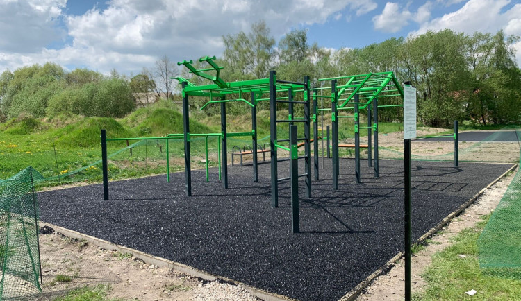 Potíže v Dobroníně: Dětské hřiště zeje prázdnotou, děti jsou na tom workoutovém