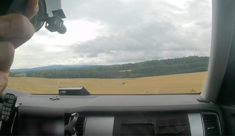 VIDEO: Řidič v Chebu ujížděl policii, za volantem neměl co dělat