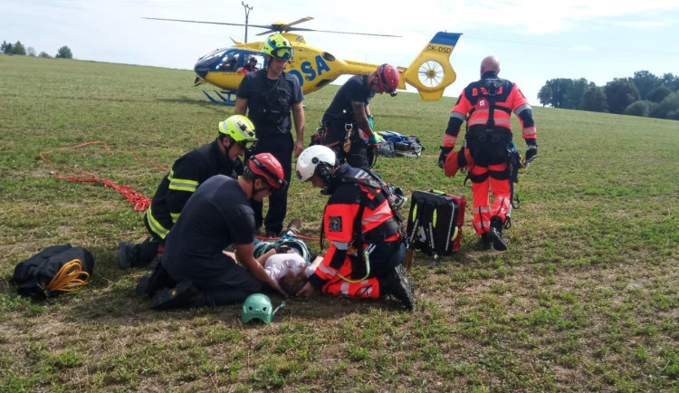 Mladá lezkyně zkolabovala na nejtěžší ferratě v Česku, záchranáři pro ni museli slanit