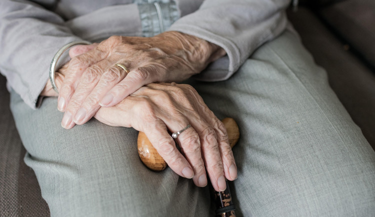 Seniorka v Obřanech upadla v bytě a poranila si kyčel, zachránili ji strážníci