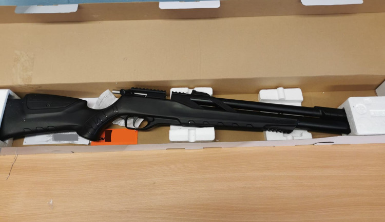 Muž z Karviné si z bytu udělal střelnici, kulky skončily ve dveřích sousedky