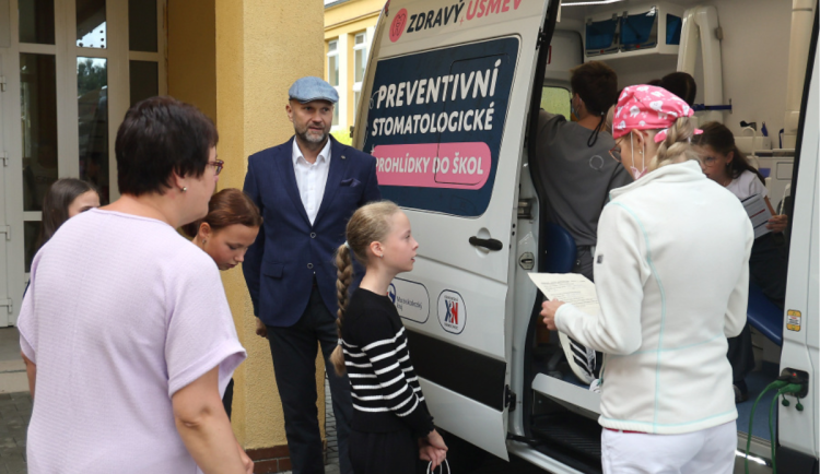 Jen čtyři děti ze 70 měly zuby v pořádku. Dentobus zkontroluje chrup školáků