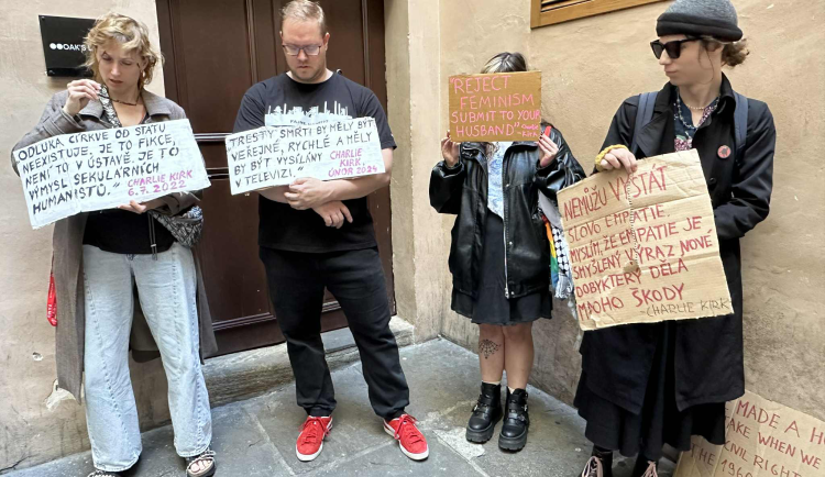 FOTO, VIDEO: Mši za kontroverzního influencera Kirka narušil konflikt