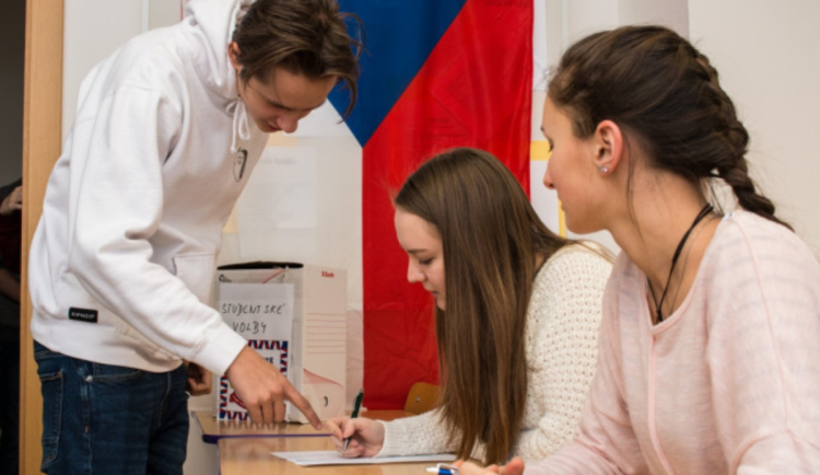 Studentské volby vyhrála koalice Spolu. Stačilo! a SPD by se do Sněmovny nedostaly