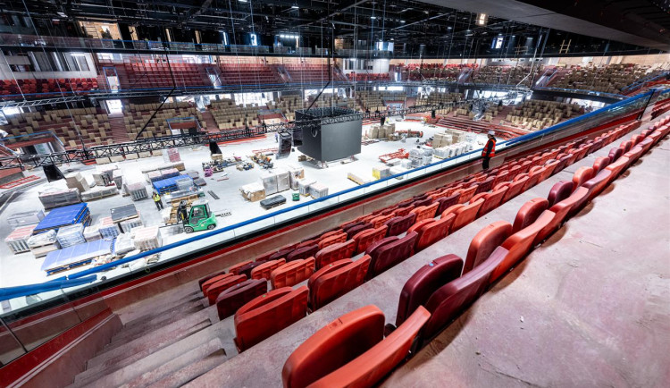 FOTO: Stavba Horácké arény míří do finále, i unikátní LED mantinely jsou na místě