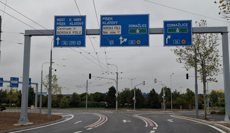 Řidičům v Plzni se ráno otevřela přestavěná nejzatíženější křižovatka ve městě