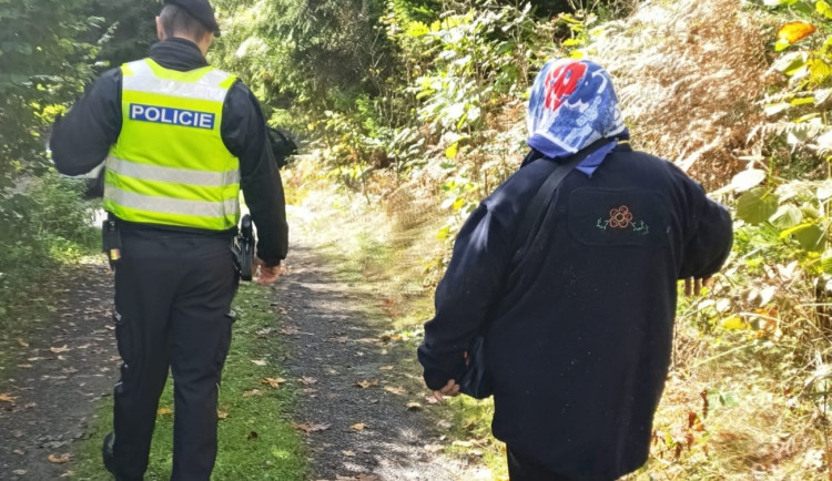 Ztracená? Kdepak. Seniorku s plným košíkem hub hledal v lese manžel i policie