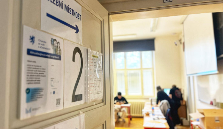 Začíná druhý volební den. Lidé dnes zvolí nové poslance