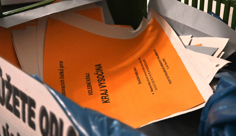 Volební místnosti se uzavřely. Začalo sčítání hlasů
