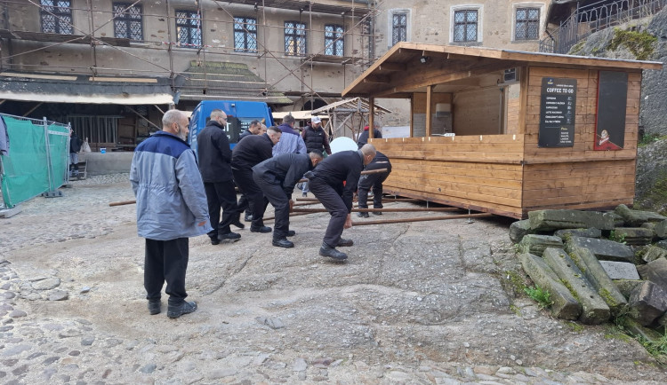 FOTO: Odsouzení pomáhali na hradě Loket