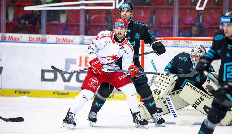 Vítězný vstup do venkovní série, Oceláři porazili Vary