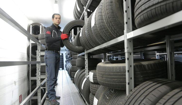 Muž na Jihlavsku zaplatil za pneumatiky. E-shop s ním ale přestal komunikovat